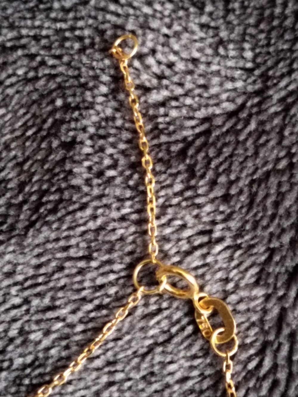 18k "R" initial necklace! - Picture 6 of 7